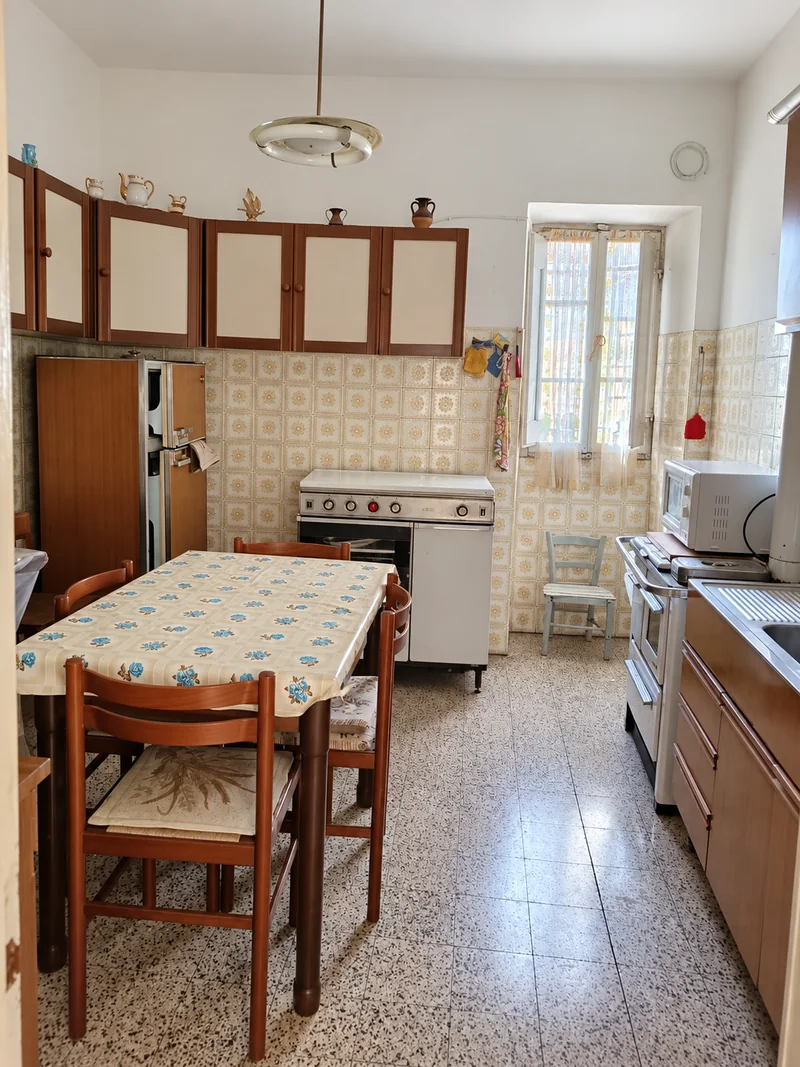 Cucina abitabile con tavolo