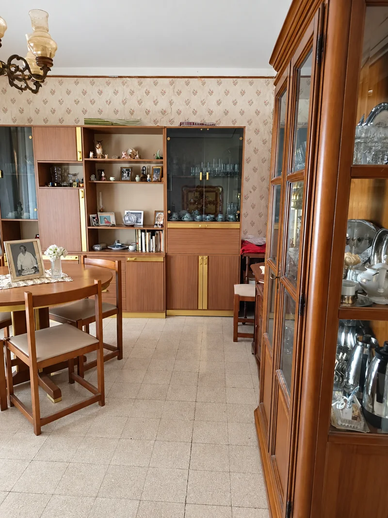 Zona pranzo con mobile a parete