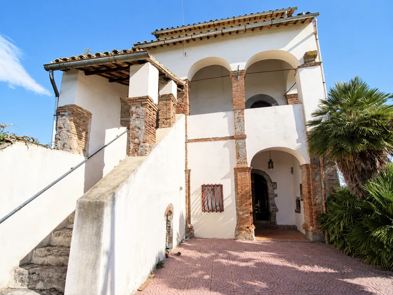 Facciata del casale storico con loggia
